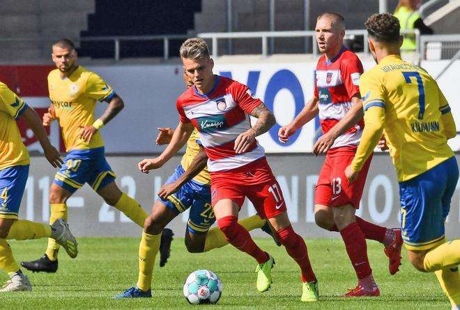 开云体育登录-雷根斯堡队在客场比赛中全力以赴