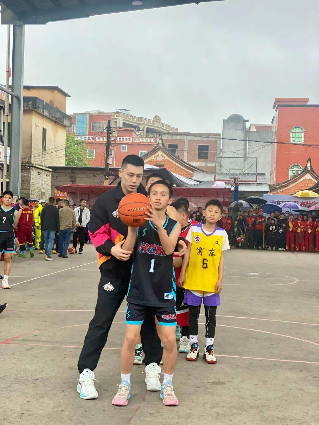 开云官网-篮球明星参加公益活动为社区助力的简单介绍