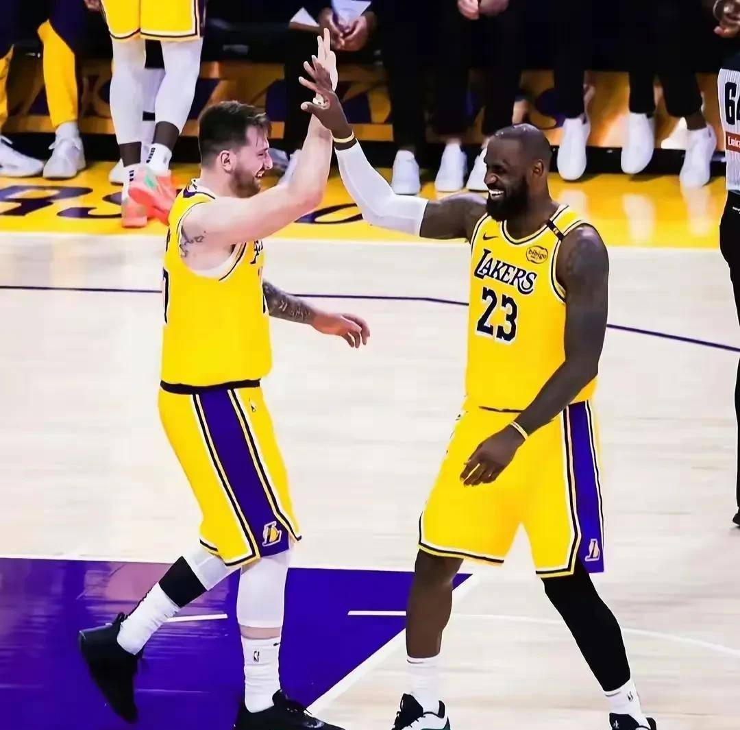 包含湖人队迎来关键对阵,球星助阵场面精彩的词条 包含湖人队迎来关键对阵,球星助阵场面精彩的词条