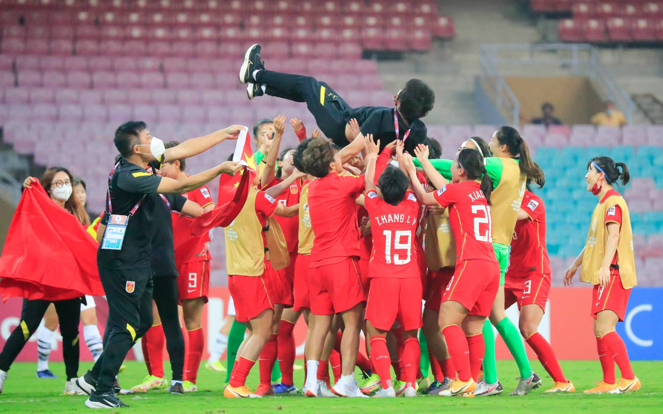 包含女足锦标赛冠军球队庆祝胜利,场面壮观的词条 包含女足锦标赛冠军球队庆祝胜利,场面壮观的词条