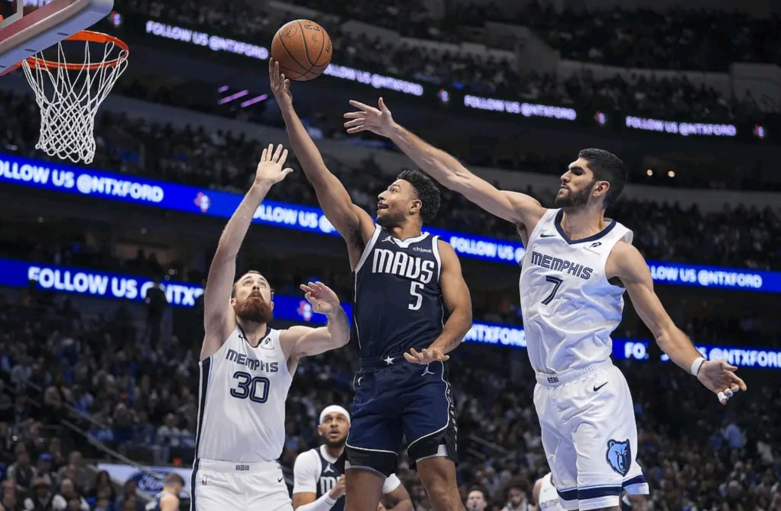 独行侠队员负伤残阵逆转其余队友力挺的简单介绍