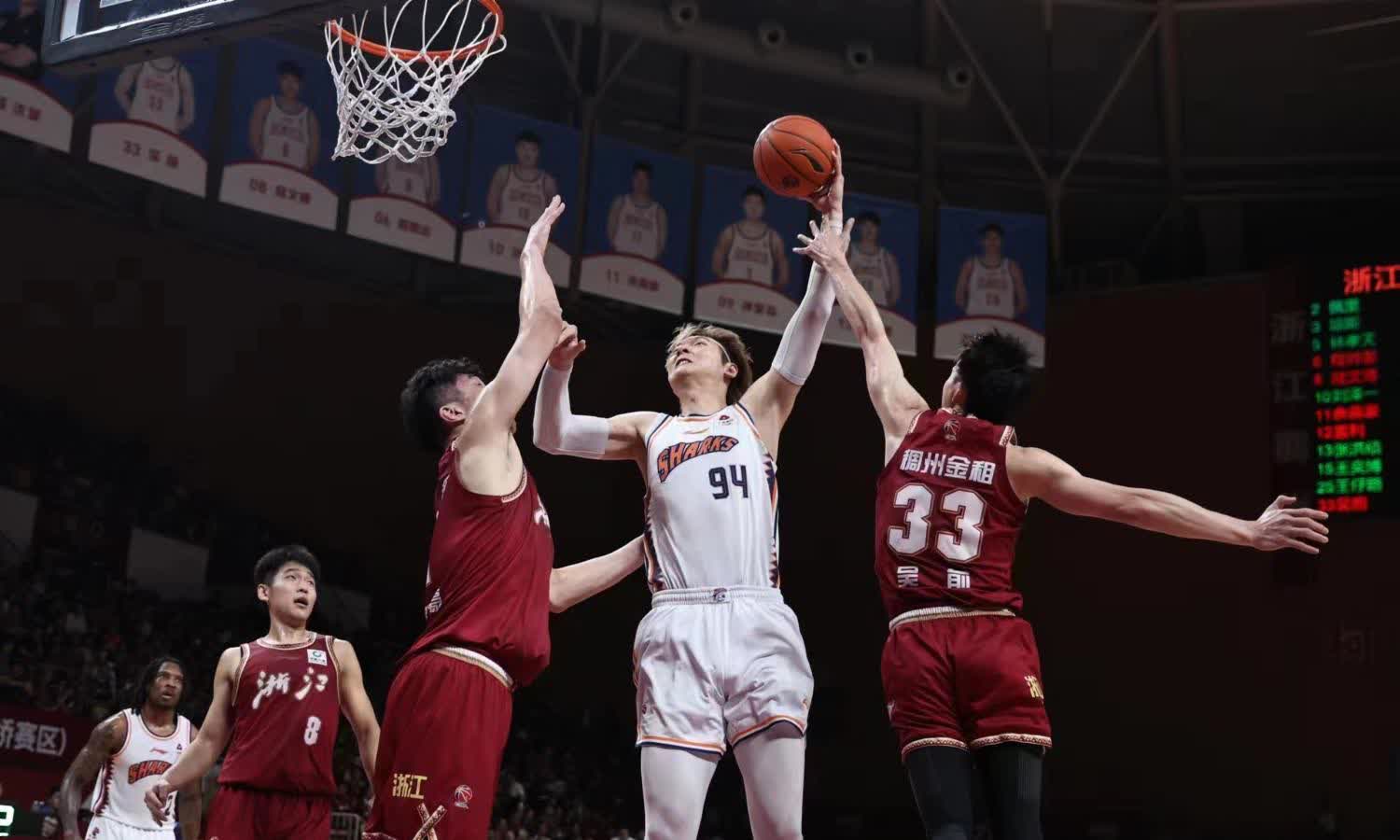 上海男篮惊险获胜,实力强劲 上海男篮惊险获胜,实力强劲