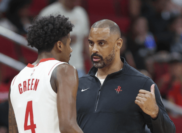 火箭队遭遇裁判误判,主帅表示抗议 火箭队遭遇裁判误判,主帅表示抗议