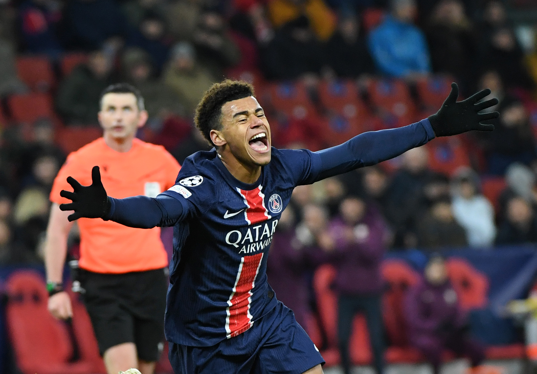 包含巴黎圣日耳曼战绩领先，雄心勃勃的词条