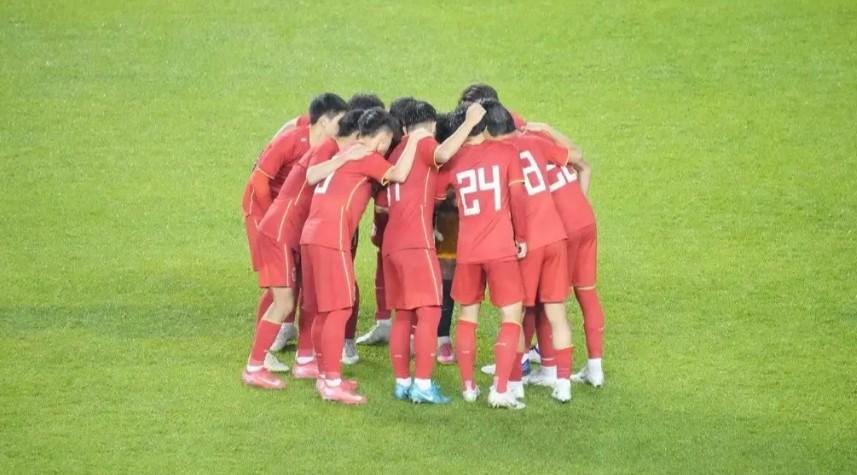 球员团队夺冠引发球迷疯狂庆祝 球员团队夺冠引发球迷疯狂庆祝