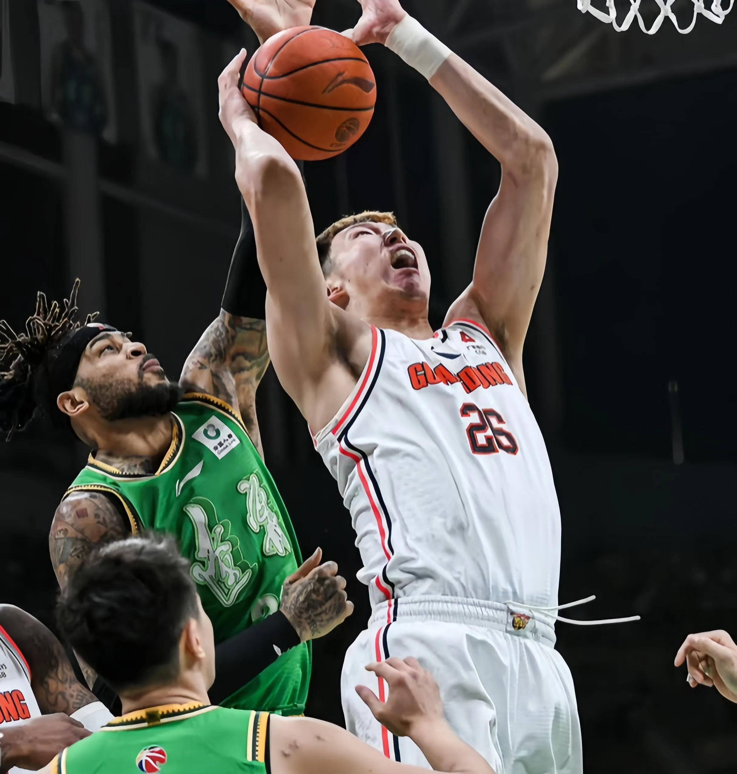 包含球场激战引发无尽期待，篮球赛事火爆全场的词条