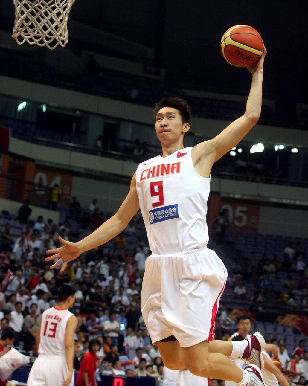 篮球明星在赛场上展现出色表现 篮球明星在赛场上展现出色表现