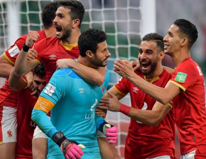 强强对抗,足球场上的硝烟弥漫 强强对抗,足球场上的硝烟弥漫