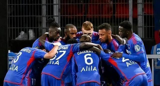 里昂球迷热情满满，助威声震天响