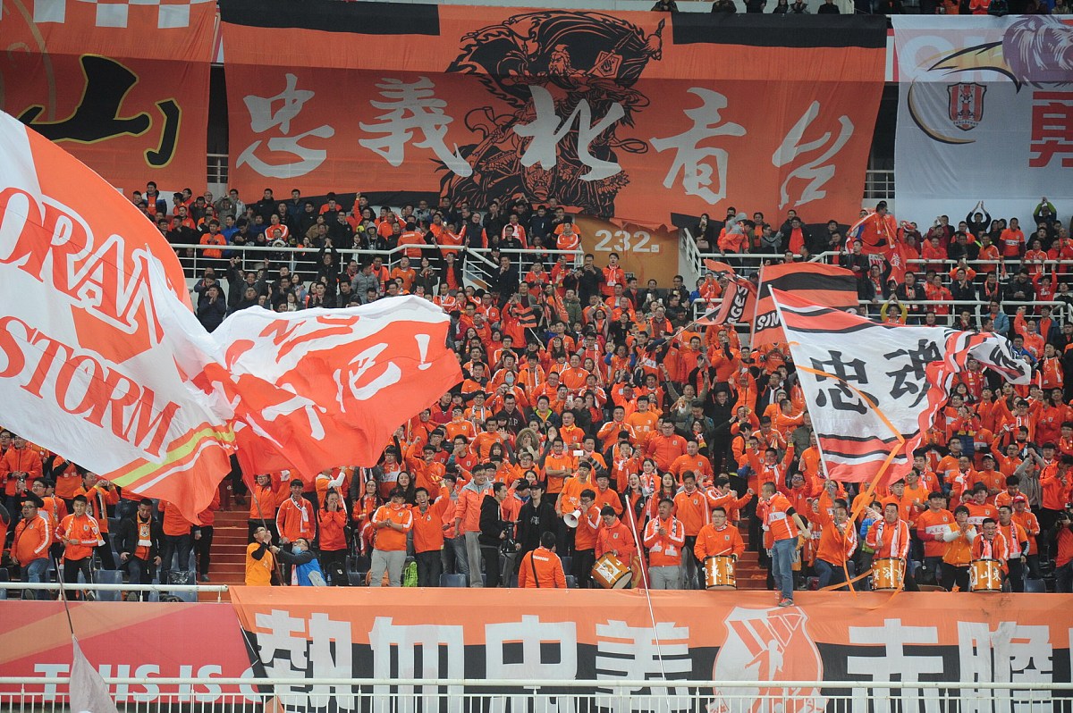 紧迫局面下,球队团结一心 紧迫局面下,球队团结一心