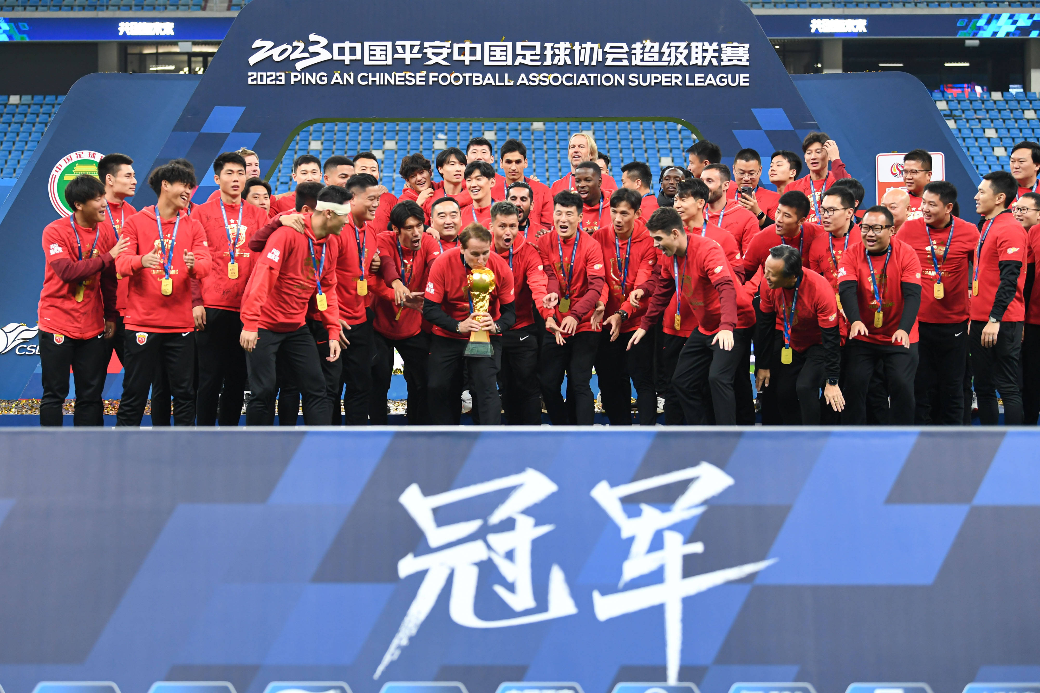 开云APP-上海上港团结拼搏，夺冠梦想接近实现