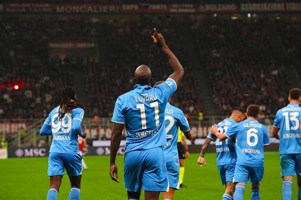 那不勒斯球队团结一心,取得宝贵胜利 那不勒斯球队团结一心,取得宝贵胜利