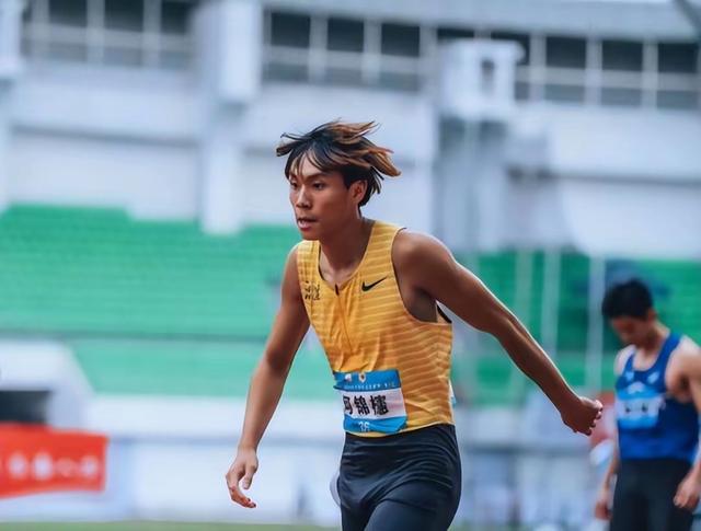 田径短跑冠军瞬间飞奔，轻松获得冠军称号