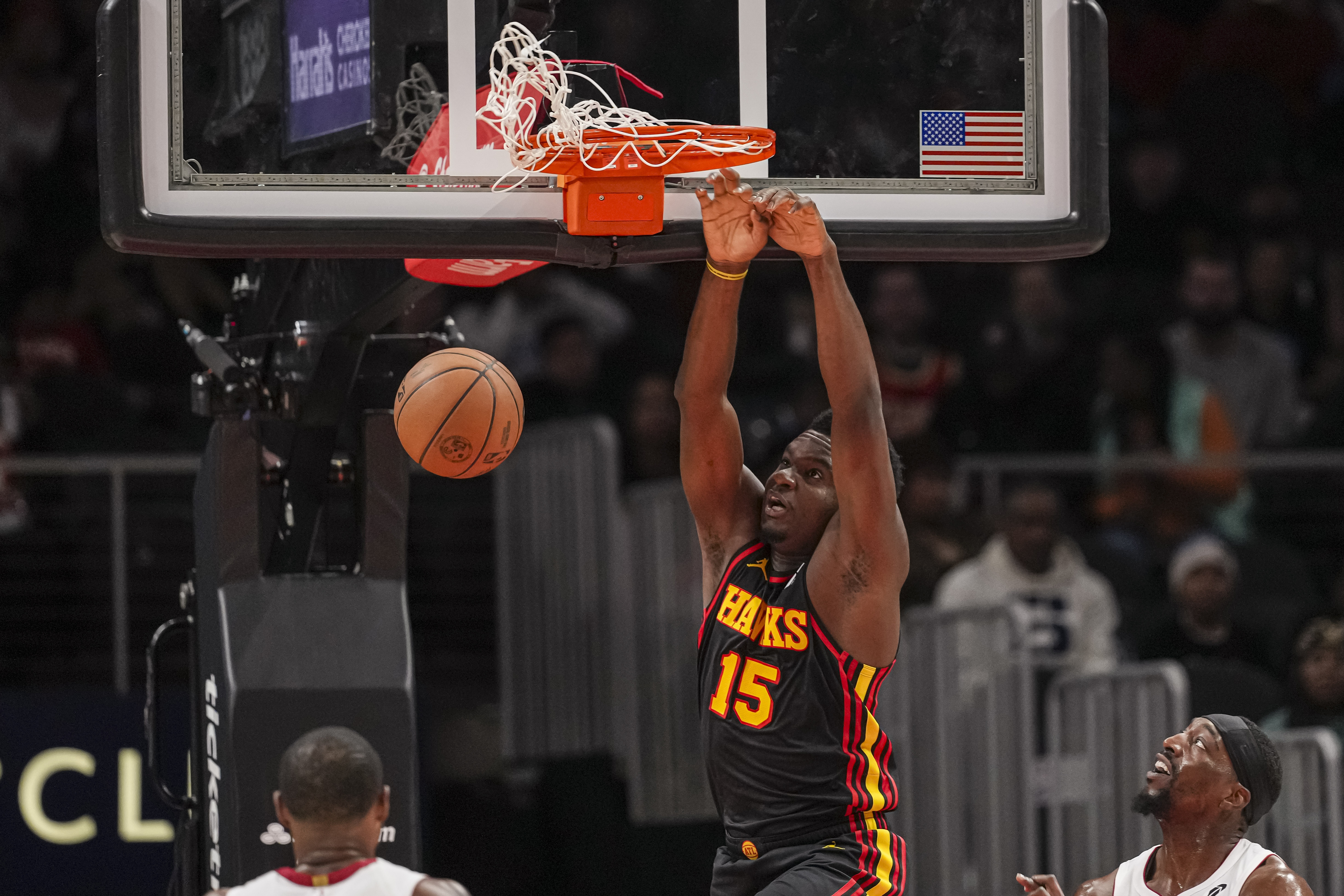 关于老鹰中锋生涯助攻突破次,成为历史第一人的信息 关于老鹰中锋生涯助攻突破次,成为历史第一人的信息