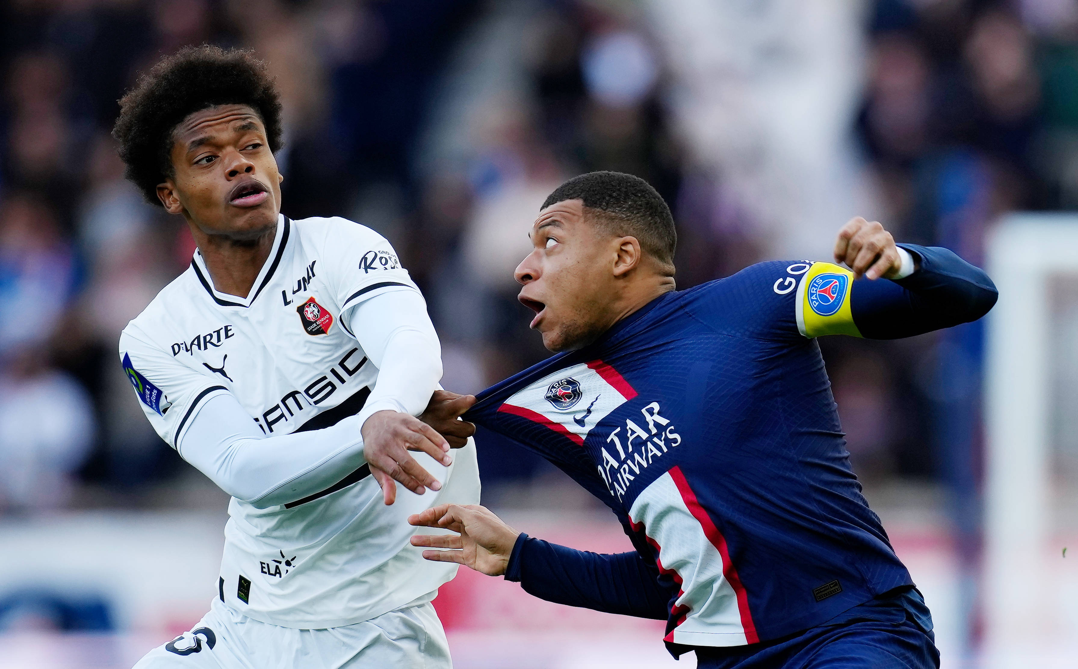 包含巴黎圣日耳曼战胜对手，晋级下一轮的词条