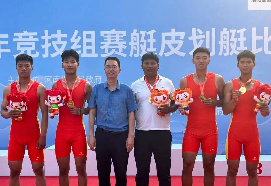 战胜筹码：意大利赛艇选手勇夺冠军