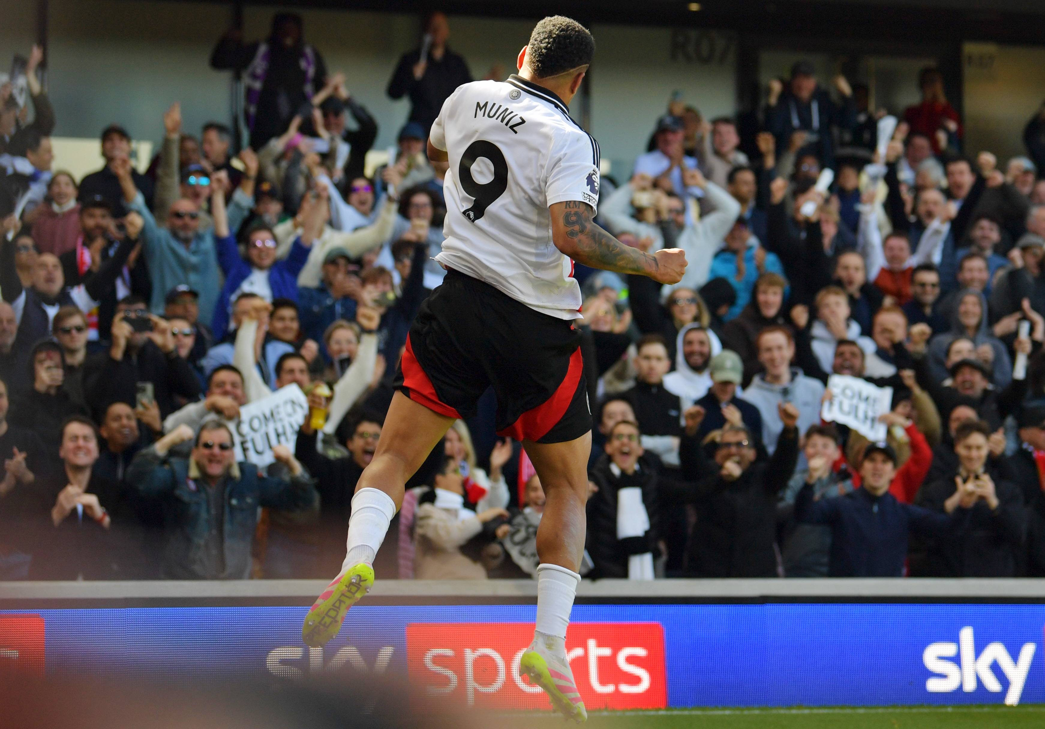 开云体育登录-富勒姆后防连续失误，球队进入低迷期