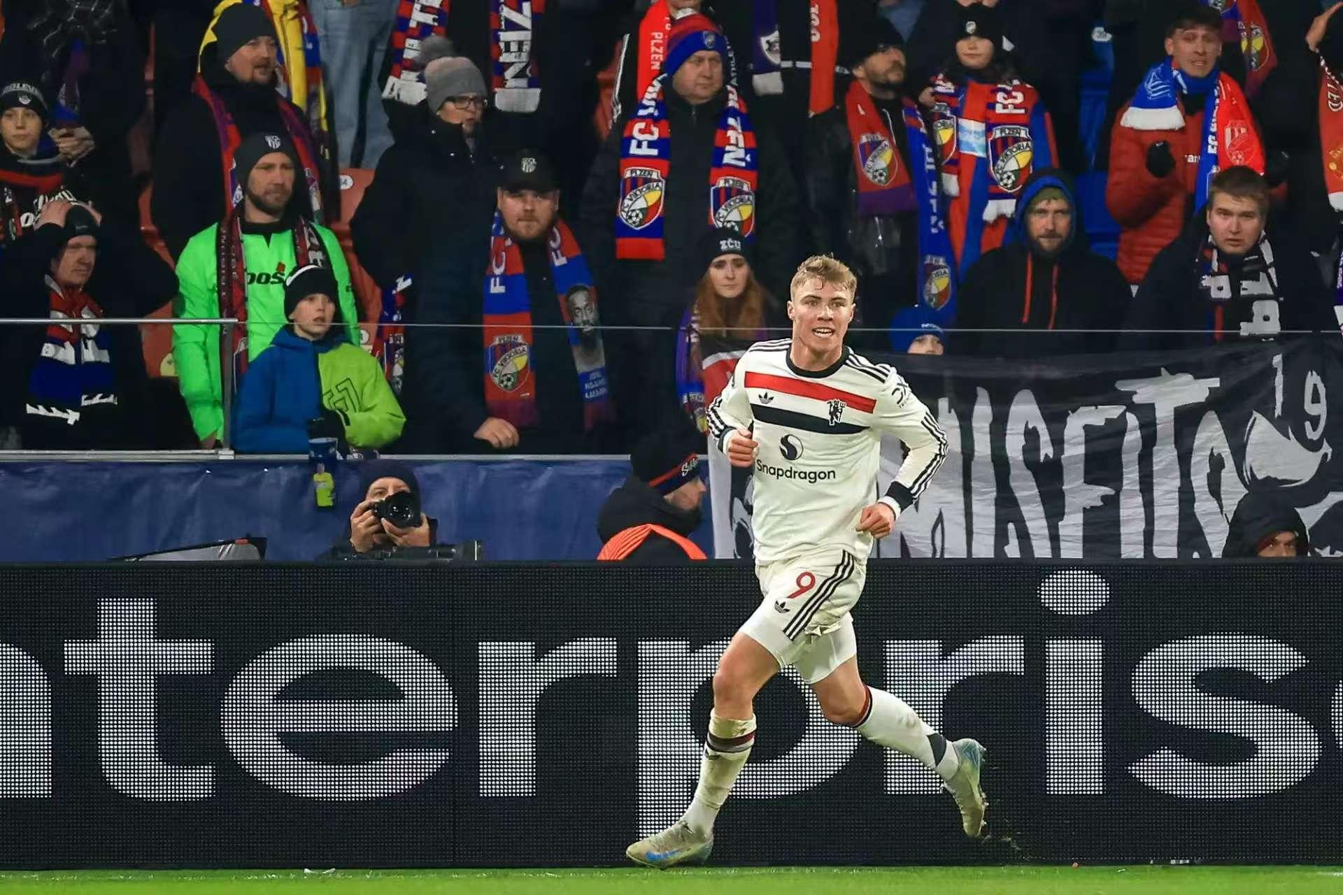 富勒姆后防连续失误,球队进入低迷期 富勒姆后防连续失误,球队进入低迷期