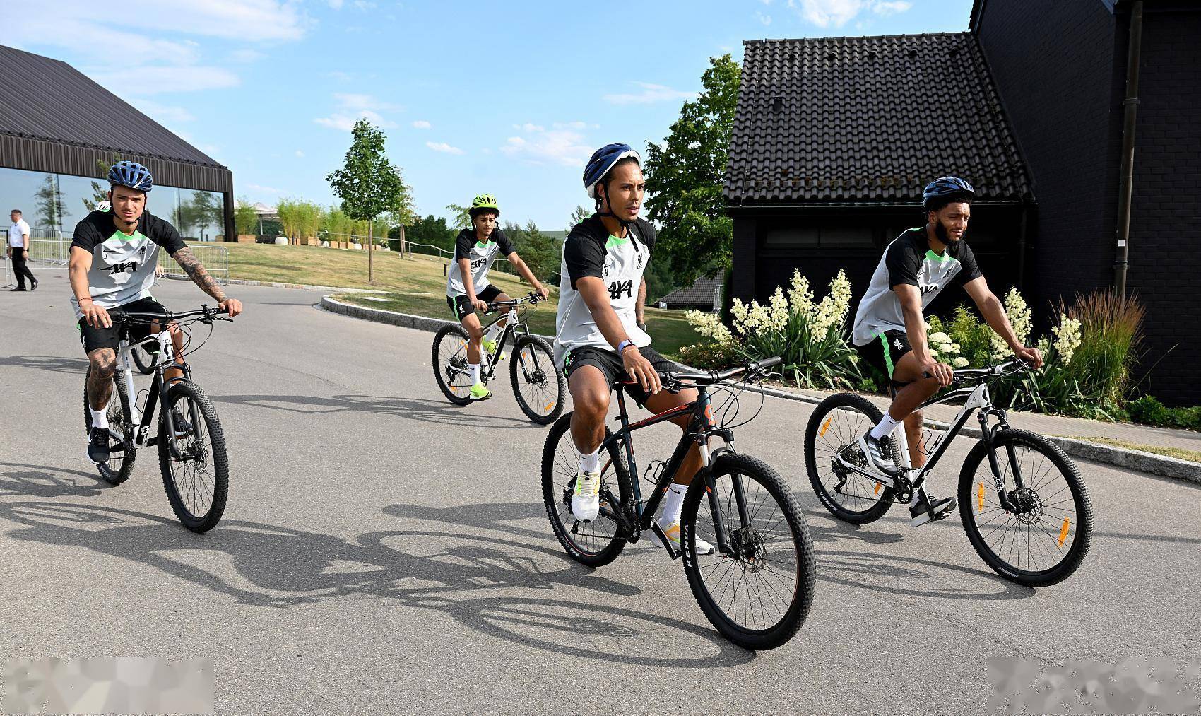 利物浦球员集训氛围融洽全队备战当晚出战 利物浦球员集训氛围融洽全队备战当晚出战