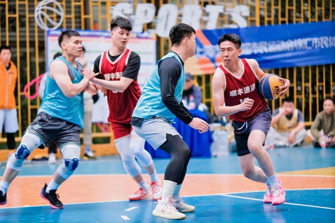 双方球队在激烈比拼后达成胜利,晋级下一轮 双方球队在激烈比拼后达成胜利,晋级下一轮