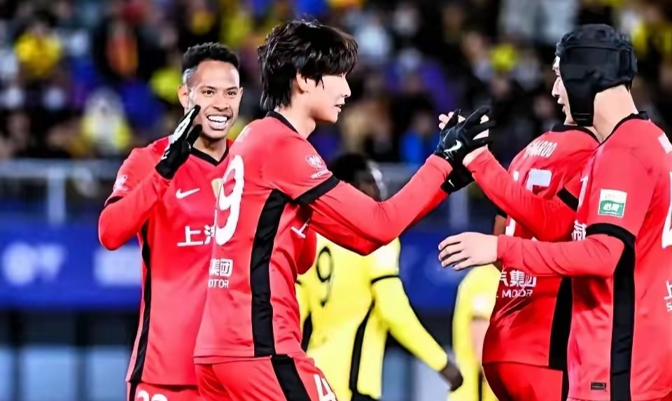 双方球队在激烈比拼后达成胜利,晋级下一轮 双方球队在激烈比拼后达成胜利,晋级下一轮