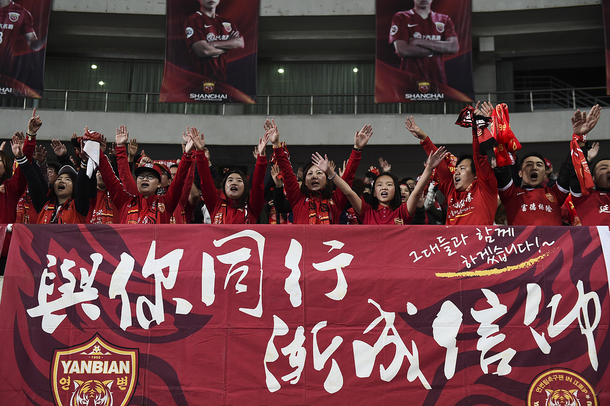 开云下载-一场胜利后的欢庆瞬间：球队庆祝胜利