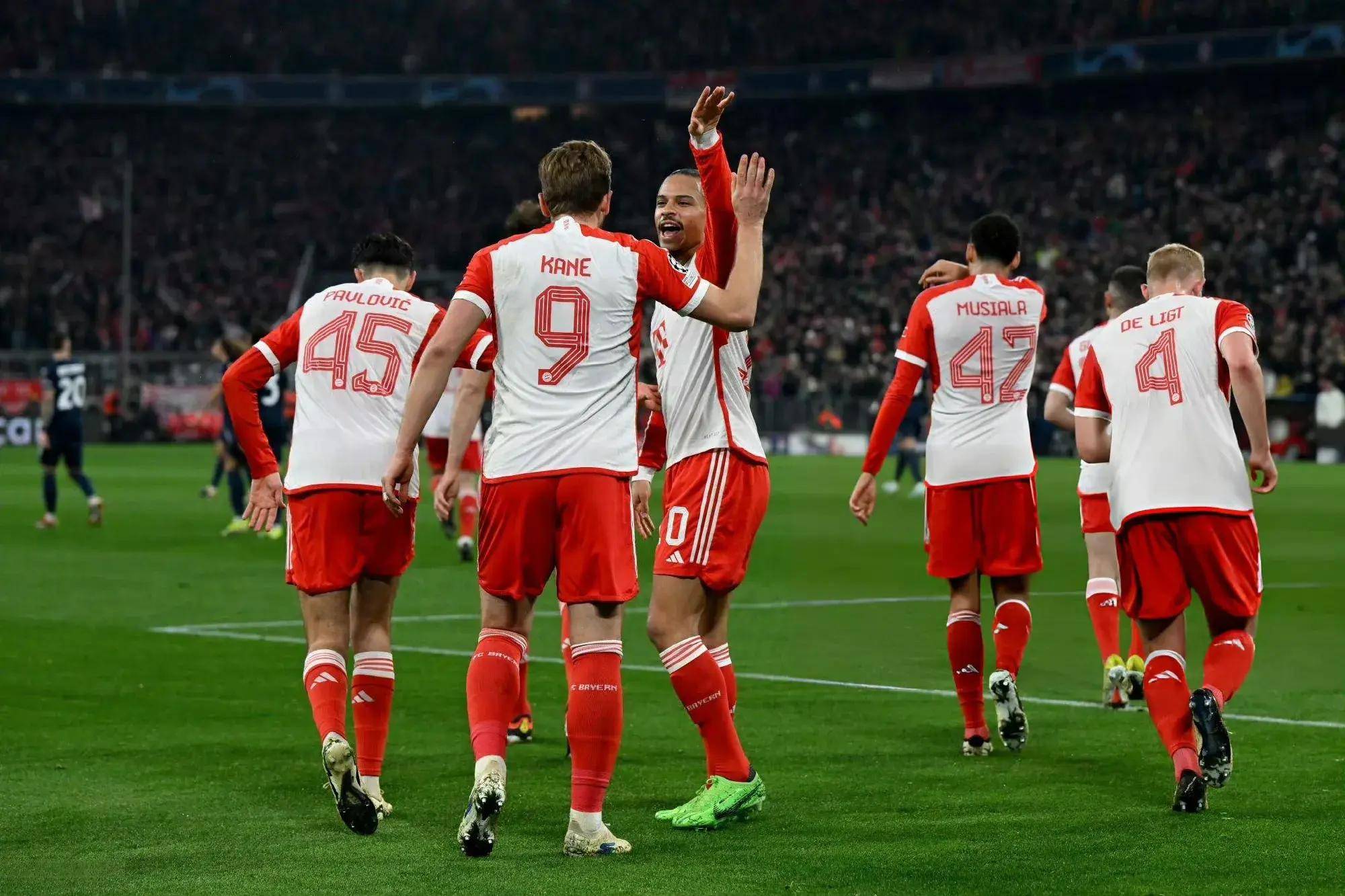 一场胜利后的欢庆瞬间：球队庆祝胜利