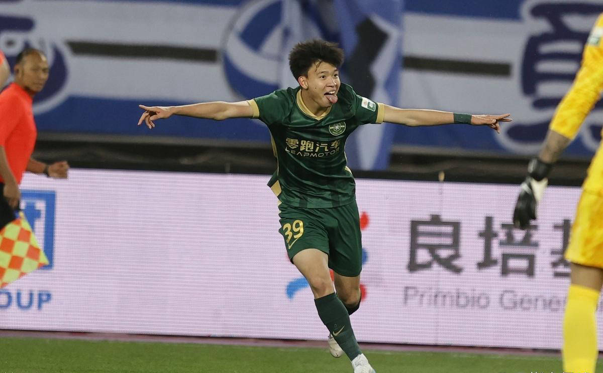 未来足坛新星：惊艳表现吸引众多豪门球队目光