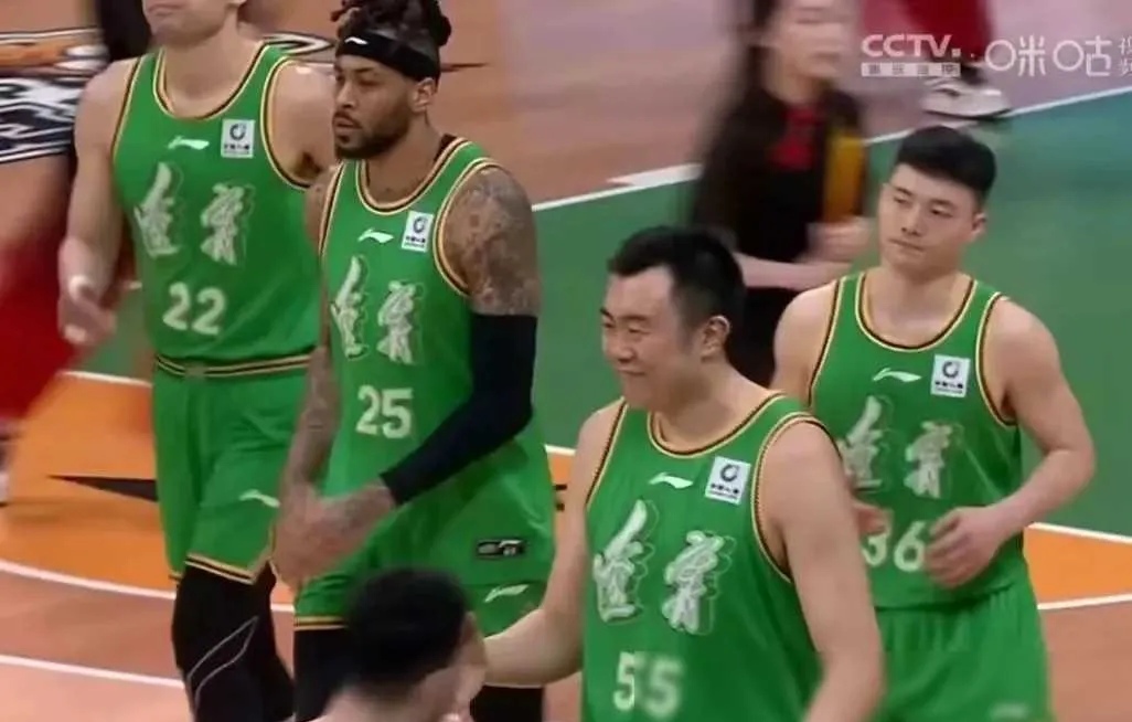 双方球队在比赛中争夺名次的故事