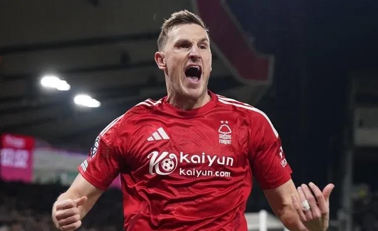 包含切尔西主场不敌莱斯特城，遭遇两连败，冠军形势岌岌可危的词条