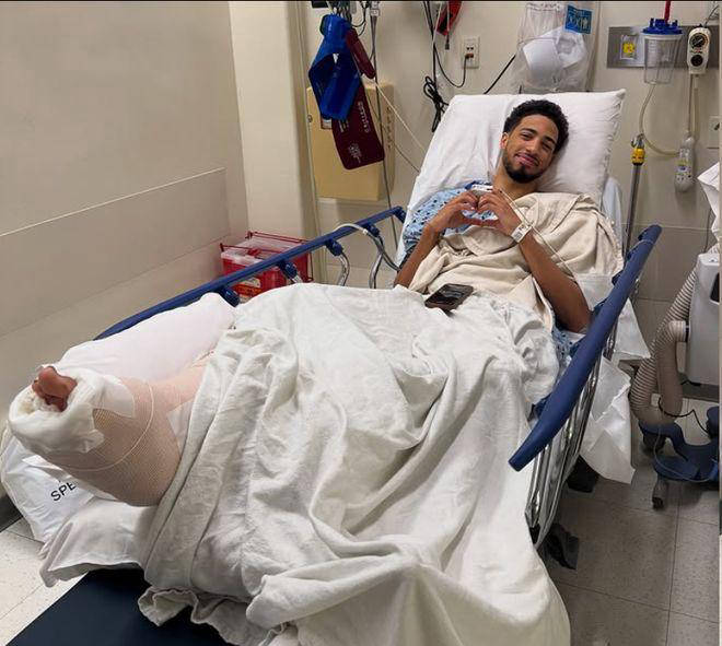 篮球比赛中一名球员因伤缺席比赛 篮球比赛中一名球员因伤缺席比赛