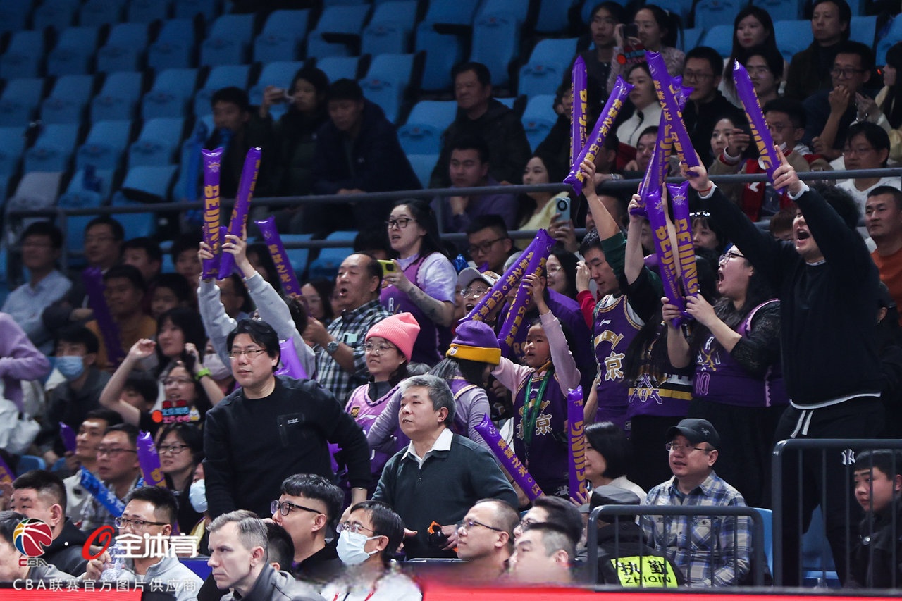 激情比赛中球员全力以赴,为胜利拼搏 激情比赛中球员全力以赴,为胜利拼搏