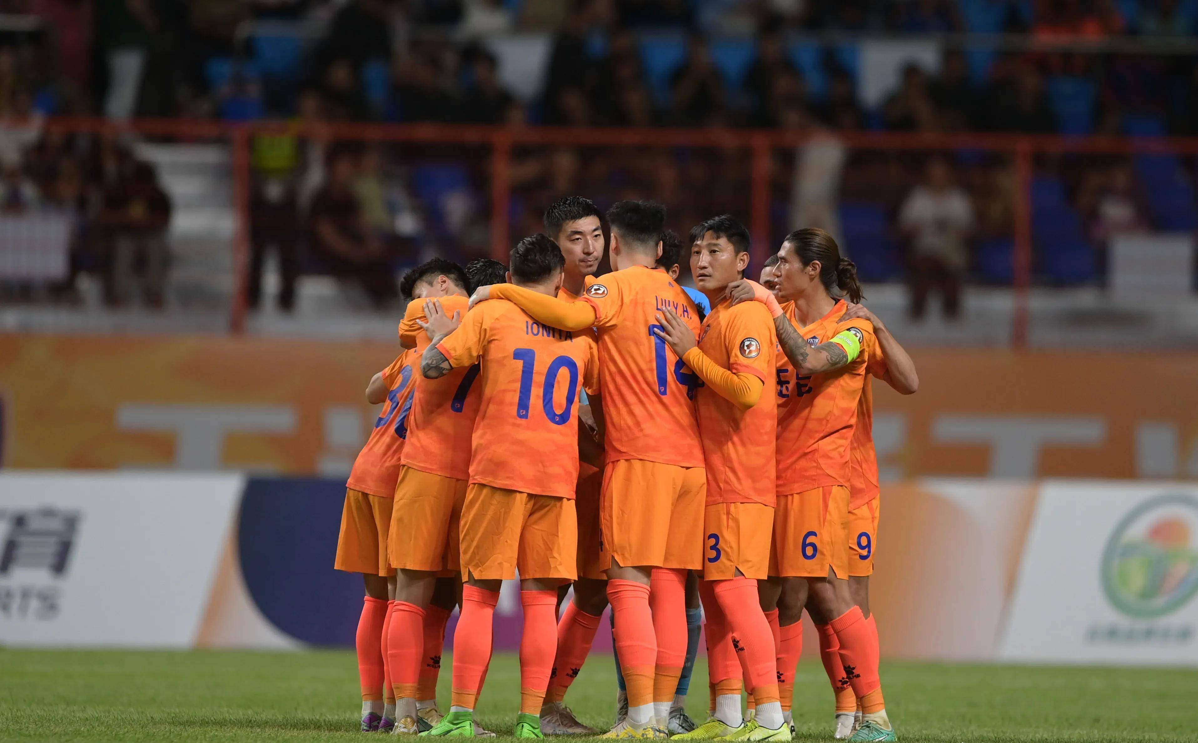 开云体育下载-国内足球联赛的较量吸引观众眼球的简单介绍