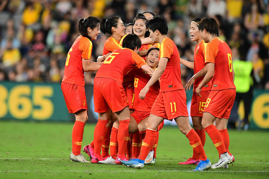 开云下载-中国女足比赛落下帷幕，球迷们依依不舍地告别