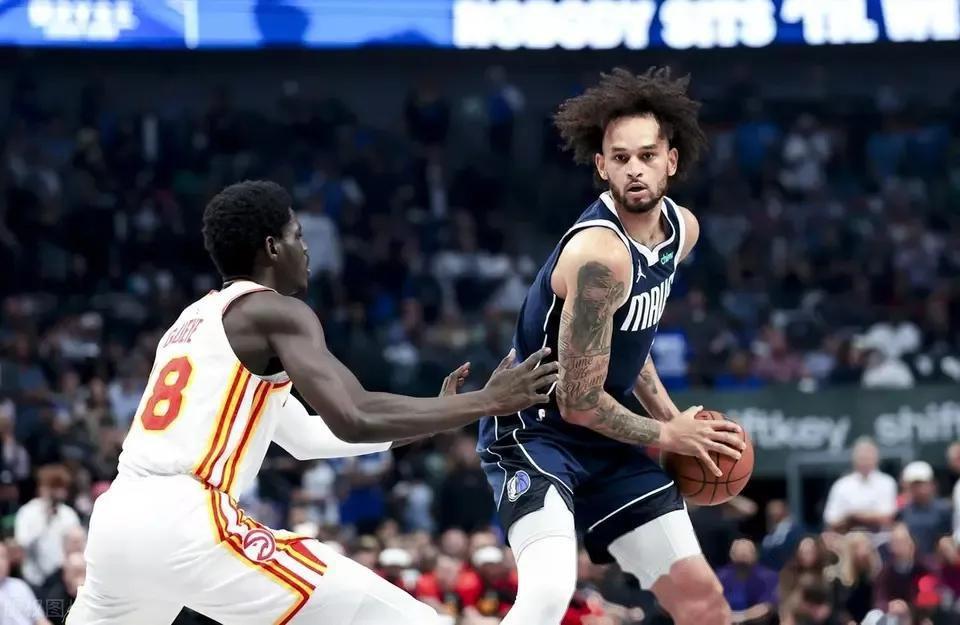 开云体育登录-独行侠队客场绝杀老鹰，取得十连胜