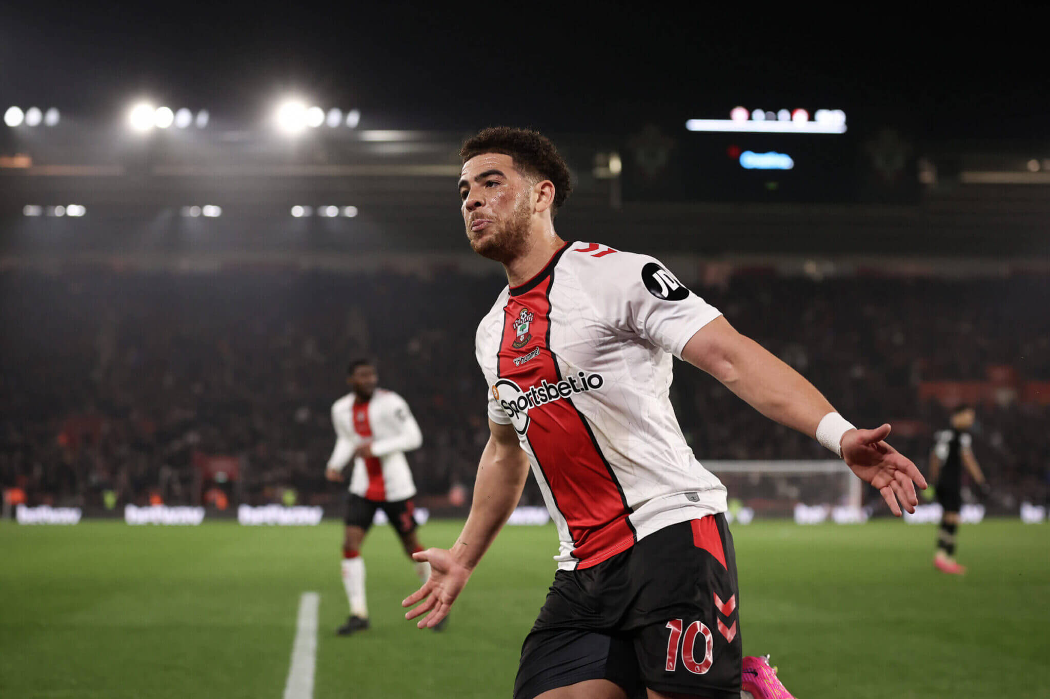 南安普顿逆转取胜，保级形势有所缓解