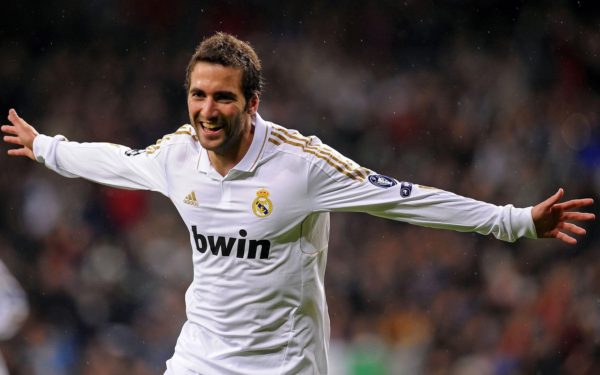 绿茵双城记，拜仁铁蹄横扫里昂之夜，卡拉斯科在另一战场写下关键制胜